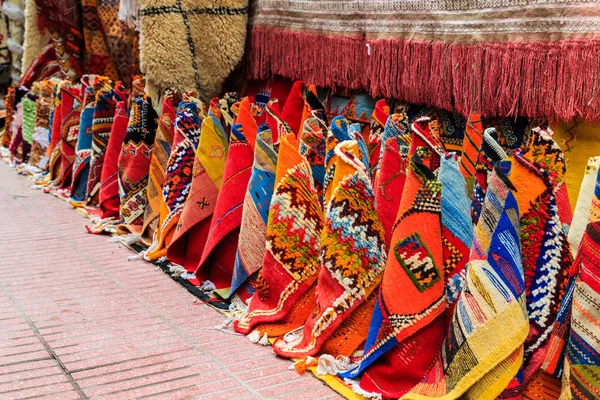 Kleurrijke tapijten in een straat van marrakech medina, Marokko — Stockfoto
