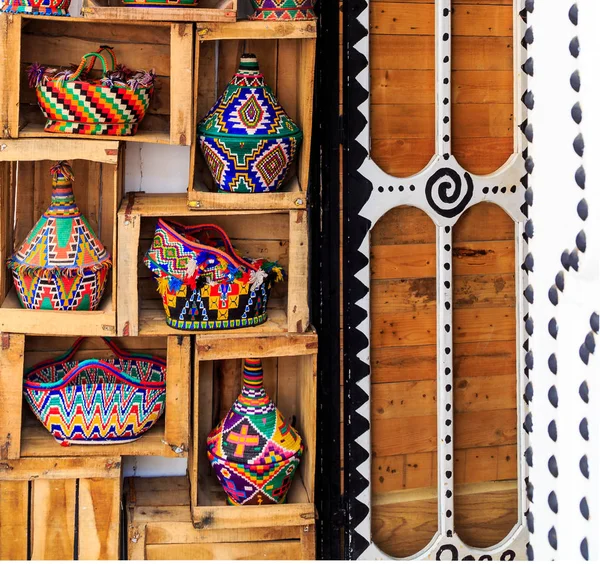 Lembranças coloridas em uma loja em Marrocos — Fotografia de Stock
