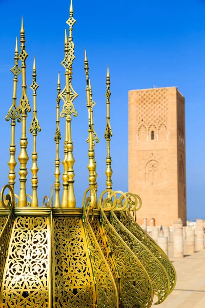 Platz mit Haschan-Turm am Mausoleum von Mohammed v in rabat, mo — Stockfoto