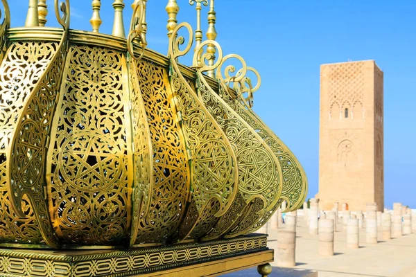 Platz mit Haschan-Turm am Mausoleum von Mohammed v in rabat, mo — Stockfoto