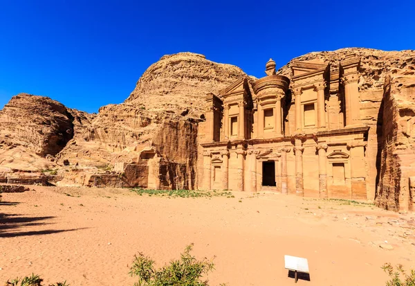 Manastır reklam Deir anıtsal kaya dışarı oyma bina — Stok fotoğraf