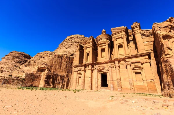 O monastery Ad Deir edifício monumental carved fora da rocha dentro — Fotografia de Stock