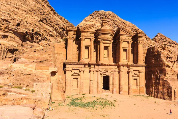 Il Monastero Ad Deir monumentale edificio scavato nella roccia in — Foto Stock