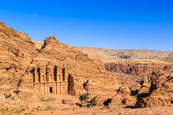 El Monasterio Ad Deir edificio monumental tallado en roca en — Foto de Stock