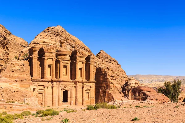 O monastery Ad Deir edifício monumental carved fora da rocha dentro — Fotografia de Stock