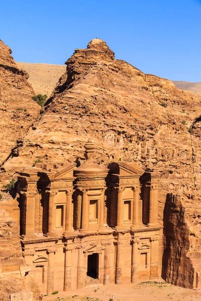 O monastery Ad Deir edifício monumental carved fora da rocha dentro — Fotografia de Stock