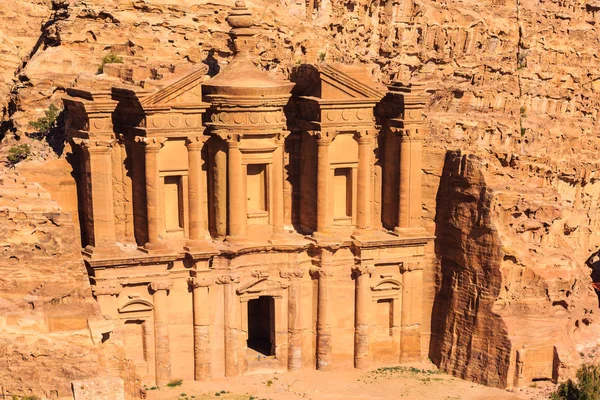 El Monasterio Ad Deir edificio monumental tallado en roca en —  Fotos de Stock