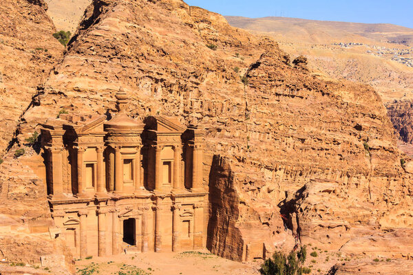 Монументальное здание монастыря Ad Deir, высеченное в скале
 