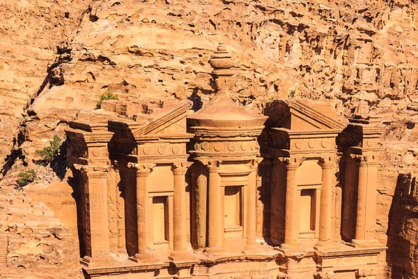 I klostret Ad-Deir monumental byggnad huggen ur sten i — Stockfoto
