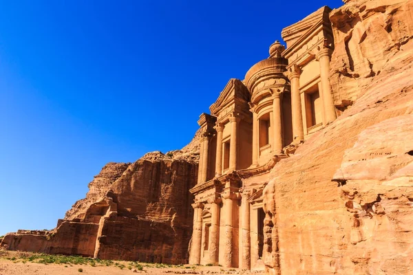 Das Kloster ad deir monumentales Gebäude, das in den Fels gehauen wurde — Stockfoto