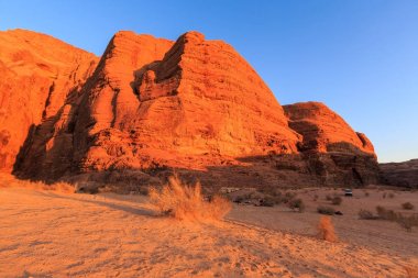 Açık havada WA kırmızı renkli taşlarla yerde uyku