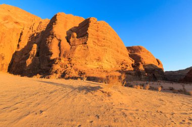 Kırmızı ve sarı renkli dağının doğal görünümü kayalar