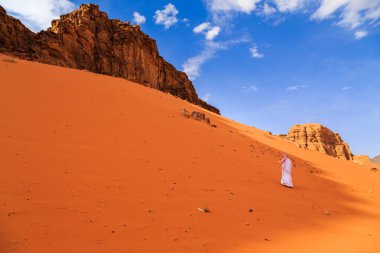 Arap kişi bir kumul Jor Wadi rum çölde yürürken