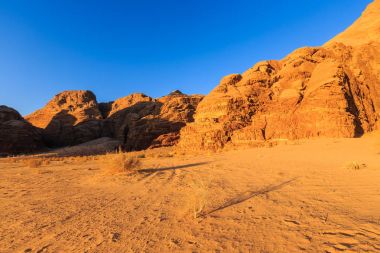 Kırmızı ve sarı renkli dağının doğal görünümü kayalar