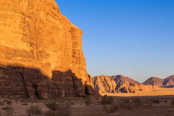 Vista panorâmica das rochas de montanha de cor amarela no rum Wadi — Fotografia de Stock