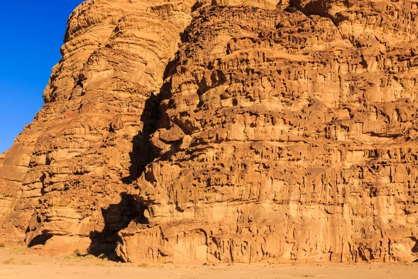 Detalle de las rocas de montaña de color amarillo en el Wadi rum dese — Foto de Stock