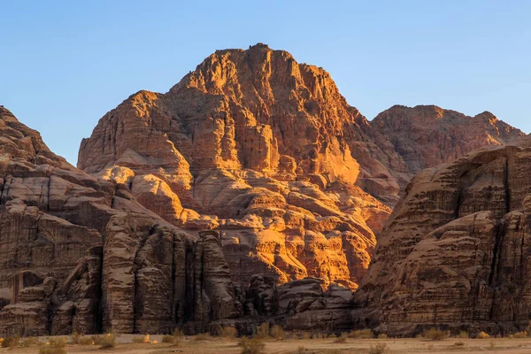 Wadi rum çölde sarı renkli dağ taş görünümü