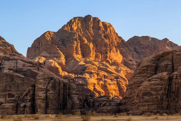 Вид на желтые горные породы в пустыне Вади ром — стоковое фото