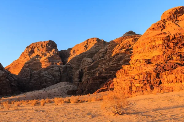 Kırmızı ve sarı renkli dağının doğal görünümü kayalar