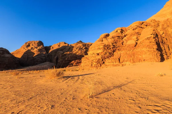Kırmızı ve sarı renkli dağının doğal görünümü kayalar