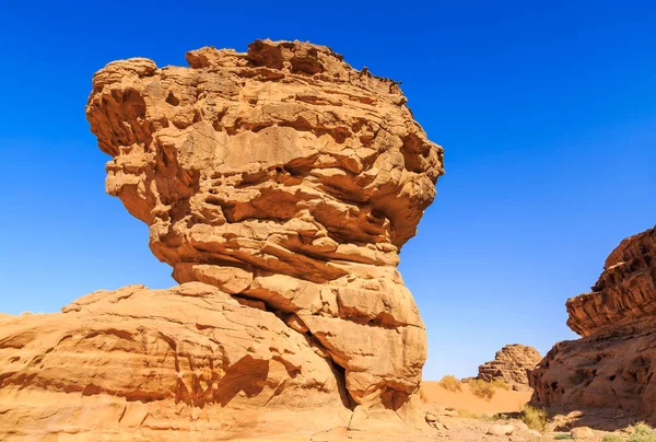 Sandsteingelb gefärbter Säulenfelsen in der Wadi-Rum-Wüste — Stockfoto