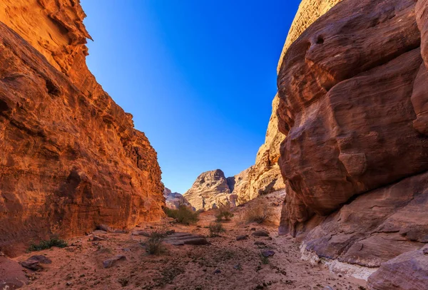 Vista panorámica de las rocas de montaña de color amarillo en el ron Wadi — Foto de Stock