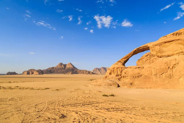 Vista panorámica de la roca arco de color amarillo en el Wadi ron dese — Foto de Stock