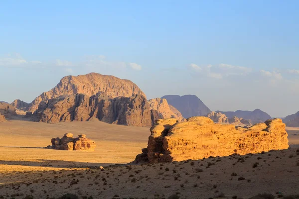 Scenic view of the yellow colored mountain rocks in the Wadi rum — Stock Photo, Image