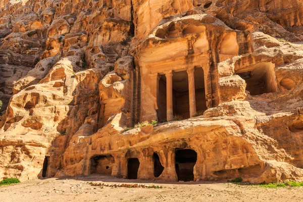 Edificios cavados de Little Petra en Siq al-Barid, Wadi Musa, Jord — Foto de Stock