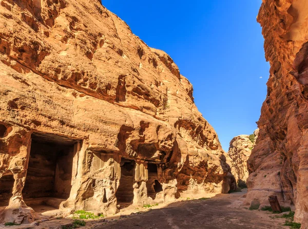 Störtat byggnader av lilla Petra i Siq al-Barid, Wadi Musa, Jord — Stockfoto