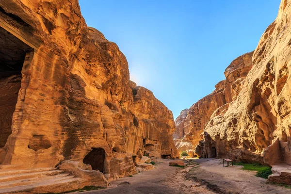 Edifícios escavados de Little Petra em Siq al-Barid, Wadi Musa, Jord — Fotografia de Stock