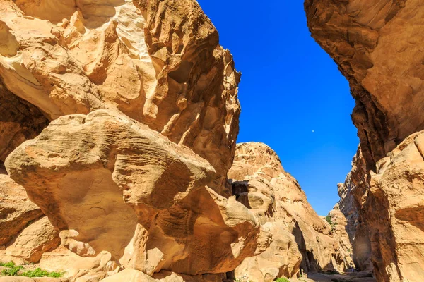 Un pequeño paso entre las rocas escarpadas en Little Petra en Siq a — Foto de Stock