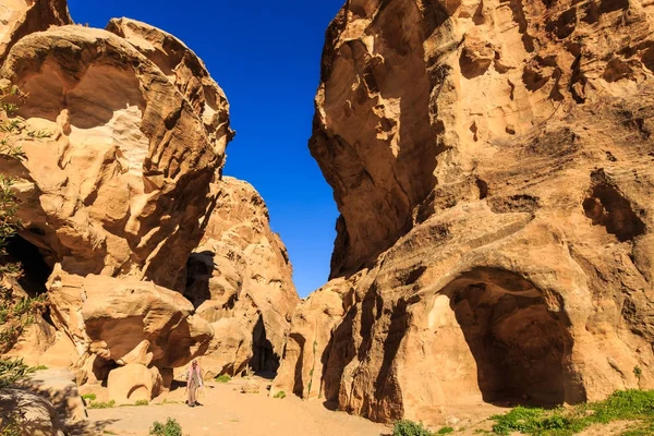 Un pequeño paso entre las rocas escarpadas en Little Petra en Siq a — Foto de Stock