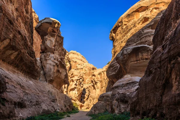 Ein kleiner Durchgang zwischen den steilen Felsen bei kleiner Petra in siq a — Stockfoto