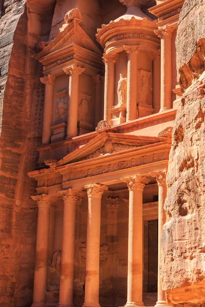 Dettaglio del Tesoro a Petra l'antica città Al Khazneh in — Foto Stock