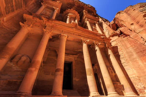 El Tesoro en Petra la antigua ciudad Al Khazneh en Jordania — Foto de Stock