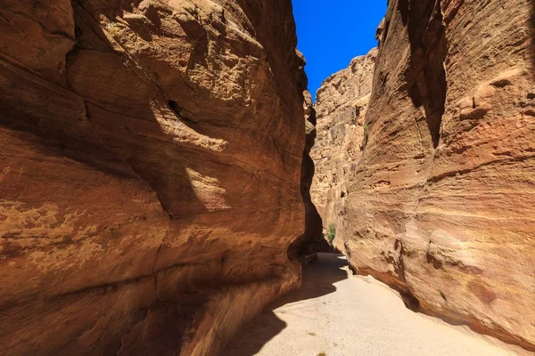 Ein Schmaler Durchgang Zwischen Steilen Felsformationen Siq Bei Petra Der — Stockfoto