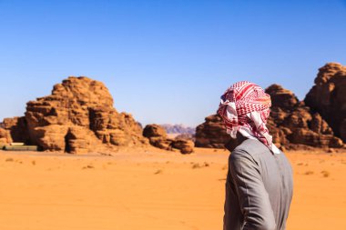 Arap adam arkadan Wadi Rum çölde Ürdün'de görüldüğü