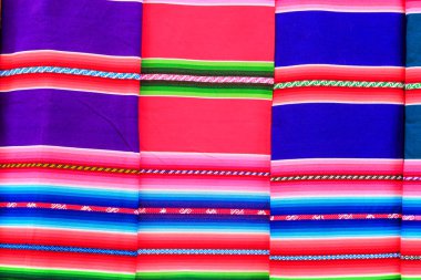 Bolivya 'da geleneksel bir tararabuco pazarında renkli kıyafetler.