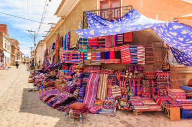 Bolivya 'da geleneksel bir tararabuco pazarında renkli kıyafetler.