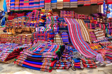 Bolivya 'da geleneksel bir tararabuco pazarında renkli kıyafetler.