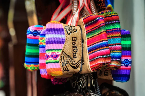 Färgglada plånböcker på en traditionell Tarabuco-marknad, Bolivia — Stockfoto