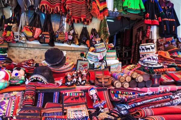 Bolivya 'daki geleneksel bir tararabuco pazarında renkli hediyeler.