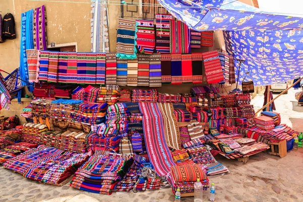 Vestiti colorati in un mercato tradizionale Tarabuco, Bolivia — Foto Stock