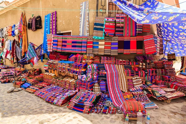 Kleurrijke kleding op een traditionele Tarabuco markt, Bolivia — Stockfoto