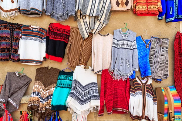 Kleding op een traditionele Tarabuco markt, Bolivia — Stockfoto