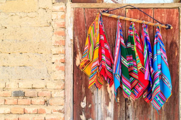 Kleurrijke kleding op een traditionele Tarabuco markt, Bolivia — Stockfoto