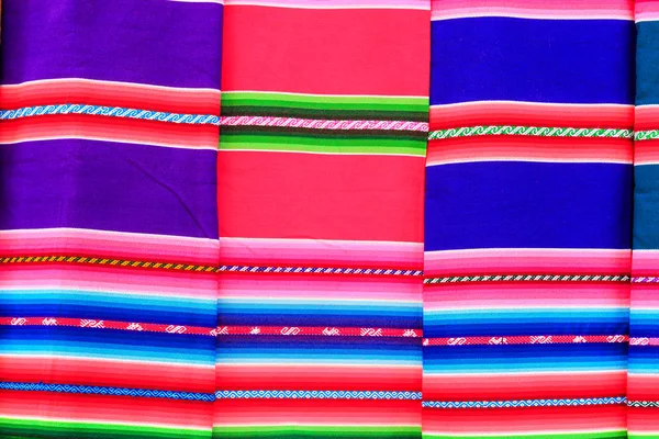 Kolorowe ubrania na tarabuco tradycyjnym targu, Boliwia — Zdjęcie stockowe