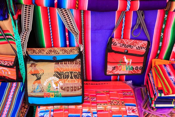 玻利维亚Tarabuco传统市场的钱包色彩艳丽 — 图库照片
