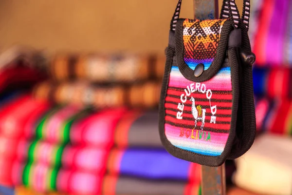 Färgglada handväska på en Tarabuco traditionell marknad, Bolivia — Stockfoto
